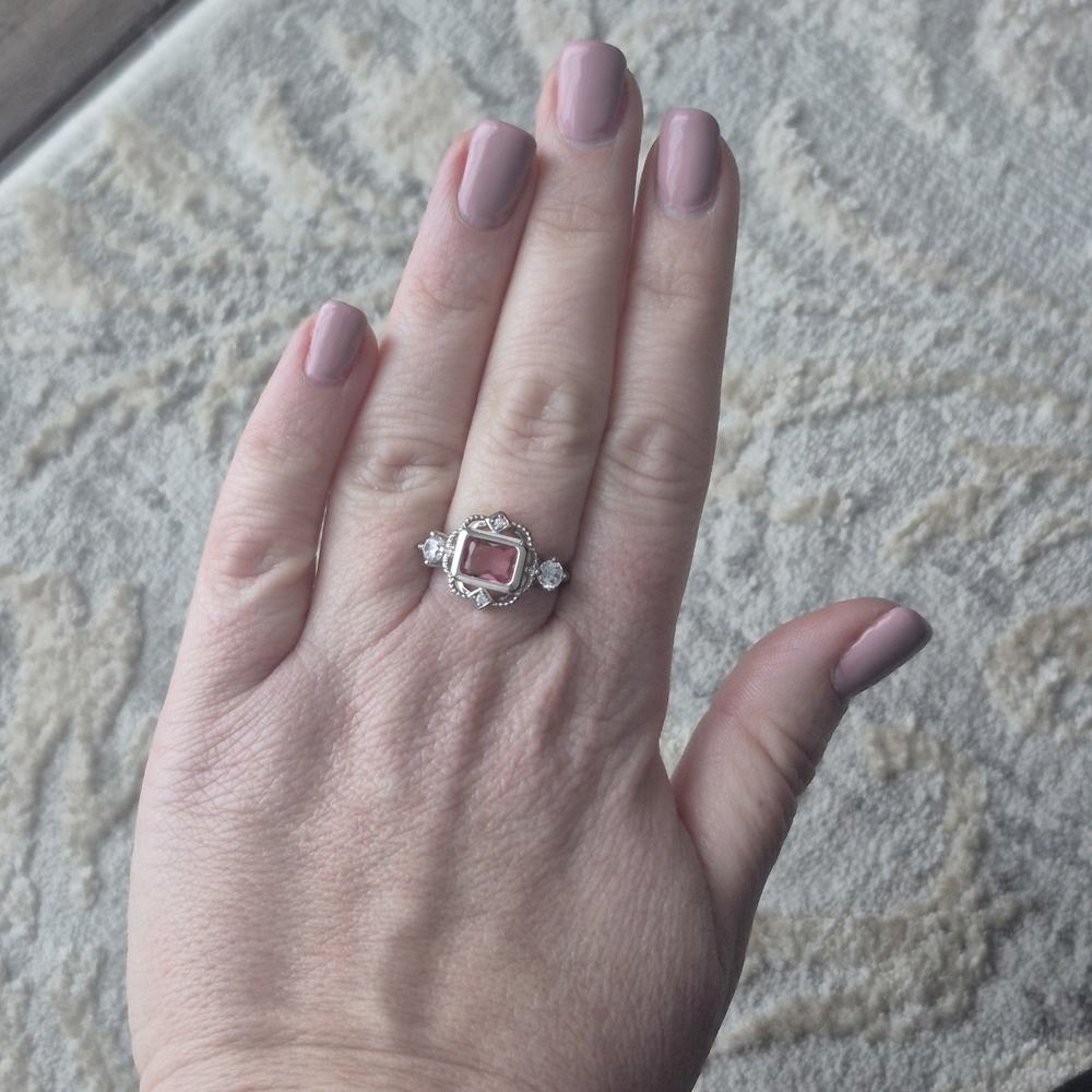 Chic Silver Ring with Pink Gemstone